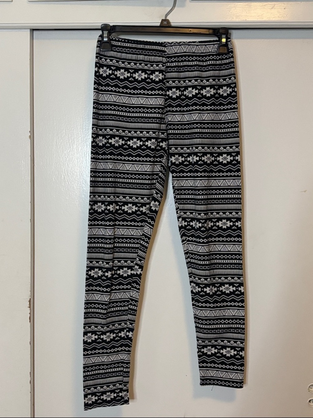 Women’s Black & White Patterned Leggings - No Brand